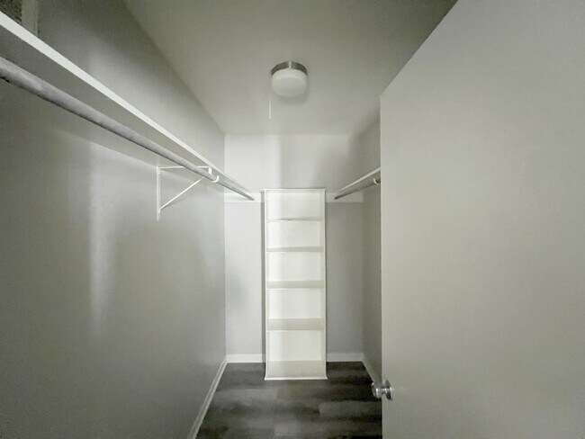 Guarda tus pertenencias con estilo en este vestidor. - 2125 Banita St