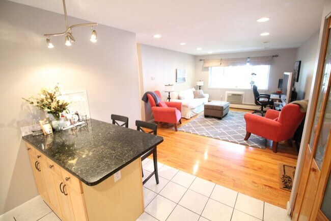 Foto del edificio - 2 BED WITH PARKING AND LAUNDRY IN UNIT ON THE ALLSTON/BRIGHTON/BROOKLINE LINE