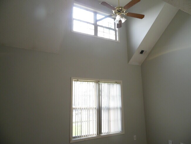Building Photo - 1405 Pleasant Ridge Dr