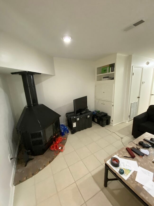 Building Photo - 201 Colony Dr