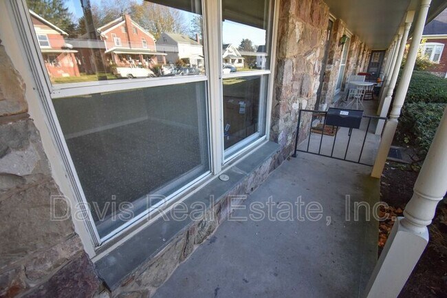 Building Photo - 708-714 E Main St