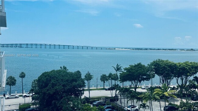 Foto del edificio - 1440 Brickell Bay Dr