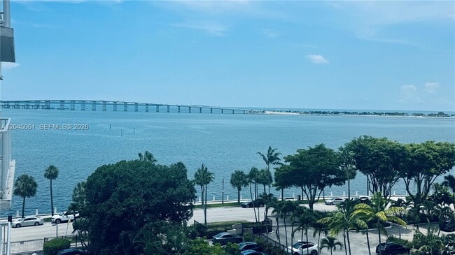Building Photo - 1440 Brickell Bay Dr