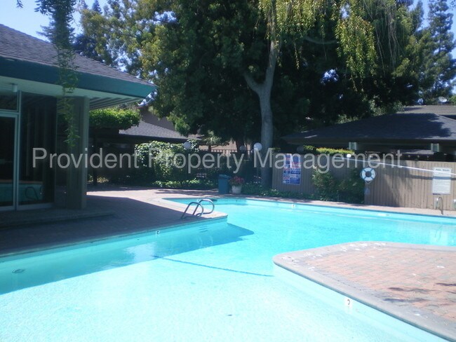 Building Photo - 121 Buckingham Dr