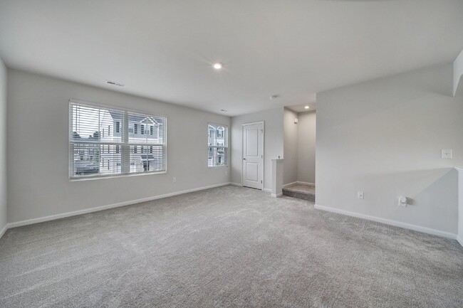 Foto del edificio - A Lovely 3BR/2.5BTH Transitional Townhome ...