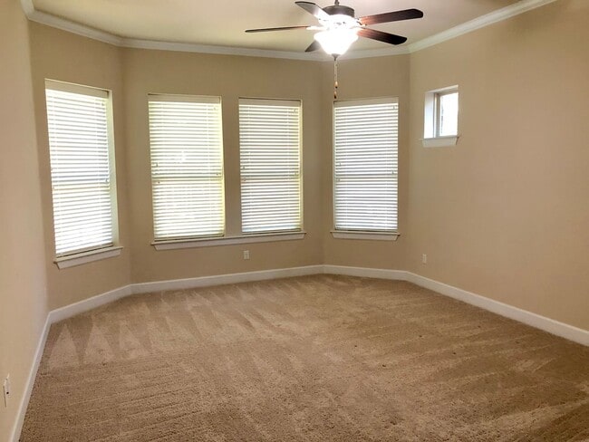 Foto del edificio - Upscale 3 Bedroom 2 Bath with Lots of Space!