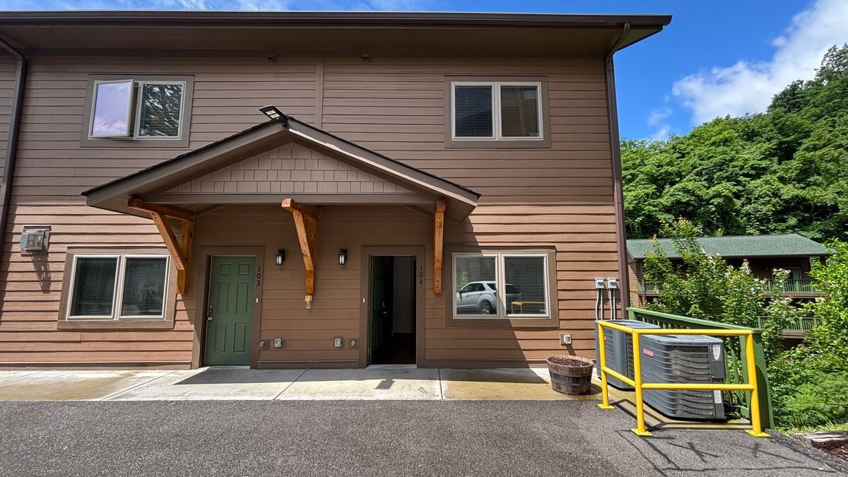 Foto principal - 128 Village Dr