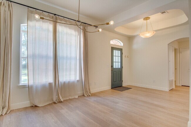 Foto del edificio - Stunning West Pensacola Home on Nearly an ...