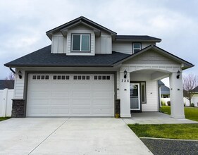 Building Photo - 725 Lilac St