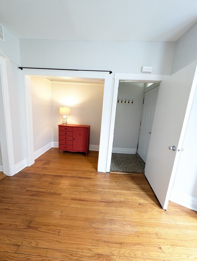 Foto del edificio - 2437 W Ainslie St