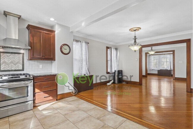Foto del edificio - Spacious 4BR Single-Family Home with Garage, Driveway & Fenced Yard in Kearny
