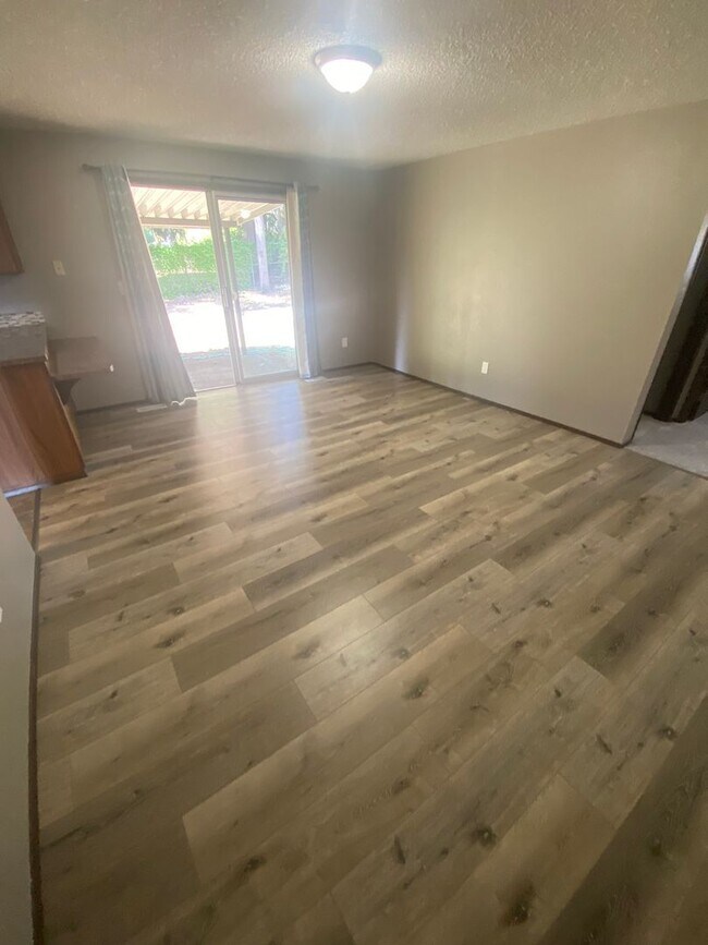 Foto del edificio - 3 Bed Room 1.75 Bath , New Floor Covering , New Interior Paint