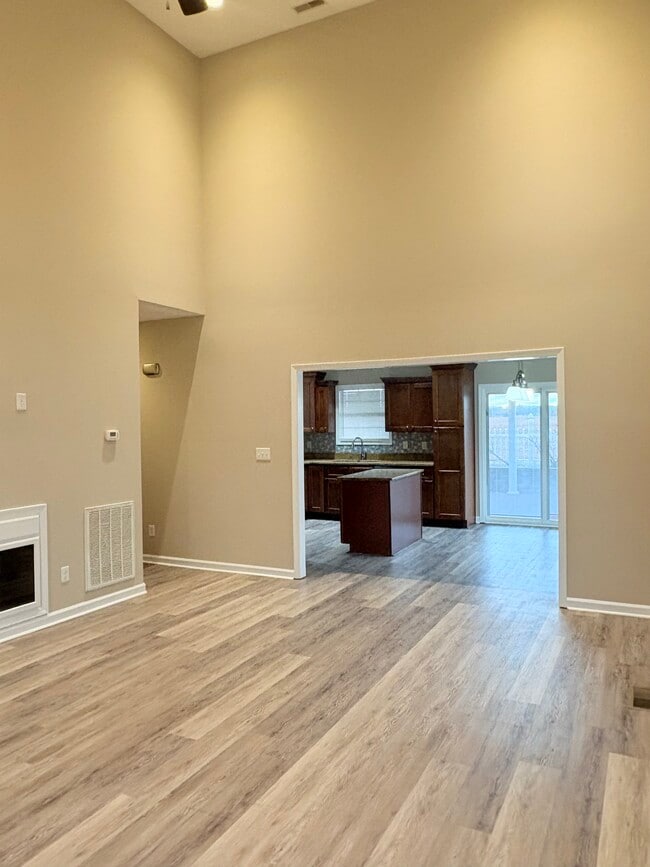 Building Photo - 135 Daisy Field Ct