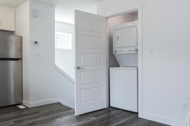 Photo du bâtiment - 6548G 175 Avenue Northwest