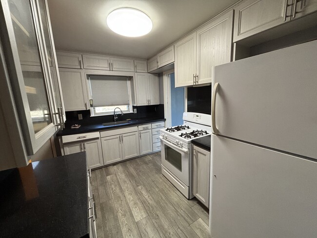 Foto del edificio - 1043 College Ln