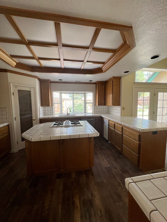 Foto del edificio - Single Story on Private Court in Gated Hillsborough, Granite Bay, CA