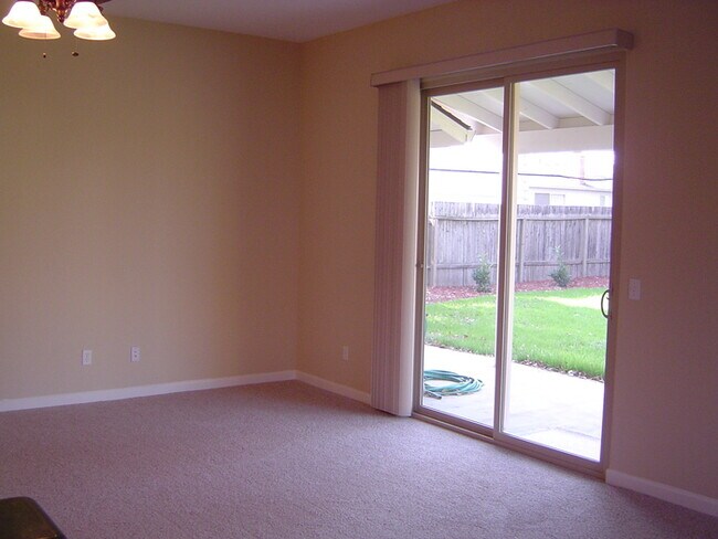 Building Photo - Beautiful and spacious 3/2 Home on Cul De ...