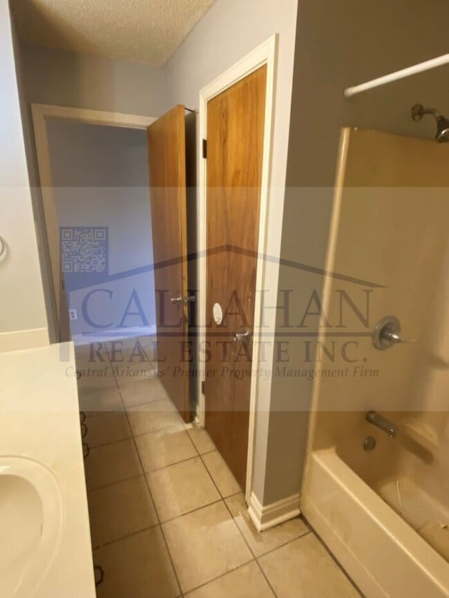 Building Photo - NLR 3 Bedroom Home