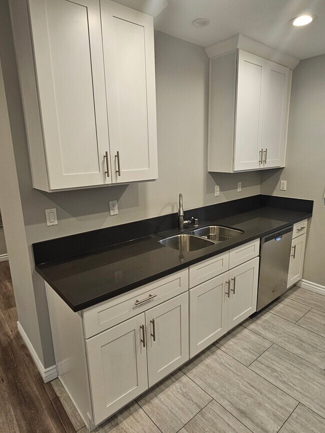 Foto del edificio - 7544 Denny Ave