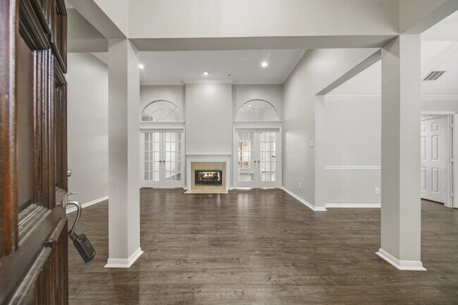 Foto del edificio - Refreshed 4-Bedroom in New Territory with New Paint, New Floors, and Lawn Care Included.