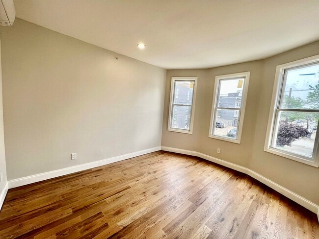 Foto del edificio - 64 Logan Ave
