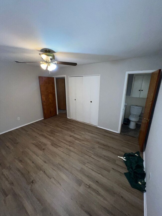 Building Photo - 3 bed, 1.5 bath!