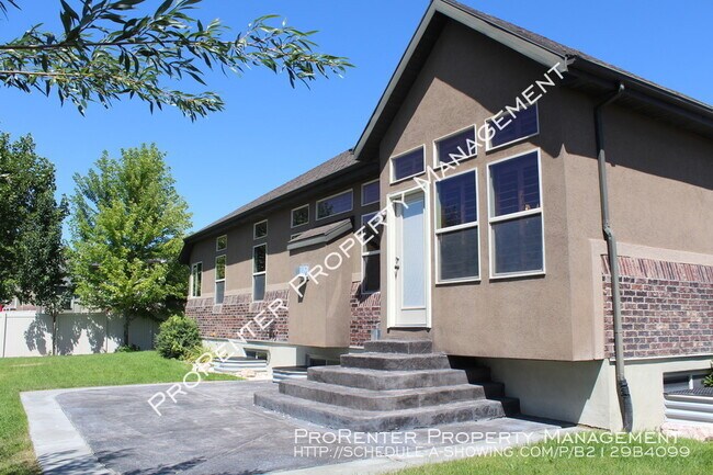 Building Photo - Beautiful 5 Bed, 3.5 Bath Syracuse Home