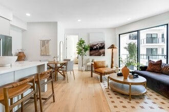 Building Photo - Ten310