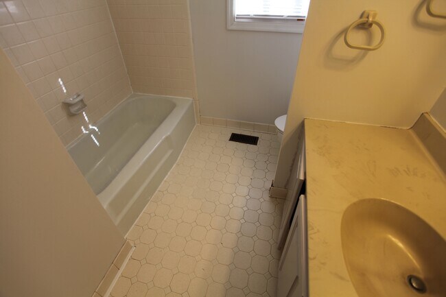 Foto del edificio - 4bed/2.5 bath Residential House Available ...