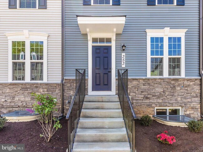 Building Photo - 353 Marquis St