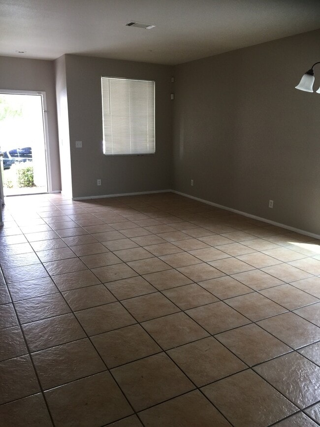 Building Photo - 2 bedroom Home with Brand new carpet