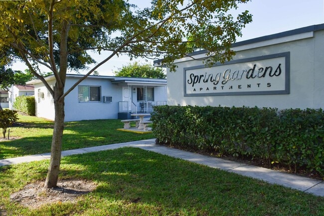 Building Photo - AVAILABLE NOW: For Rent - 2/1 Apartment fo...