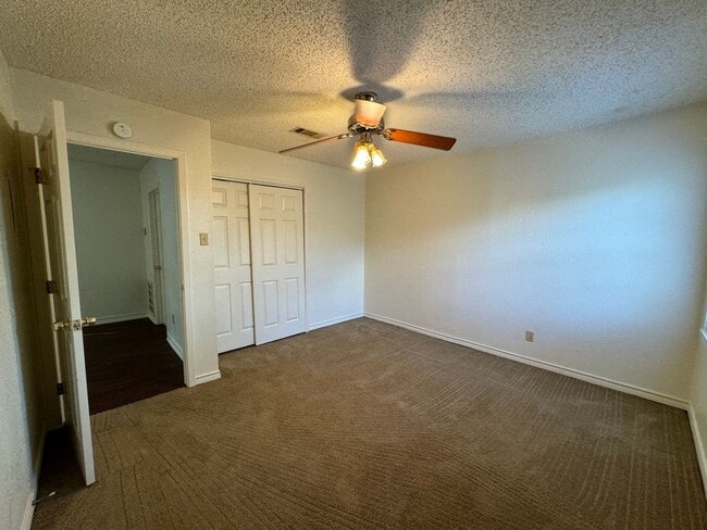 Foto del edificio - 1301 Franz Dr