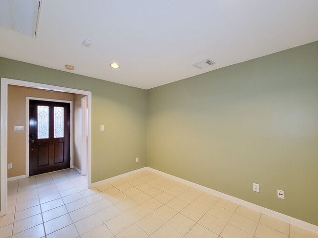 Building Photo - Great opportunity to lease a wonderful town home in the Montrose /Midtown location and within eas...