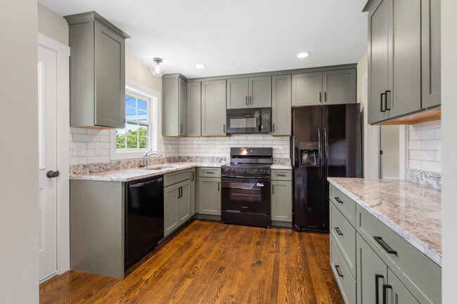 Building Photo - 2628 Linden Pl