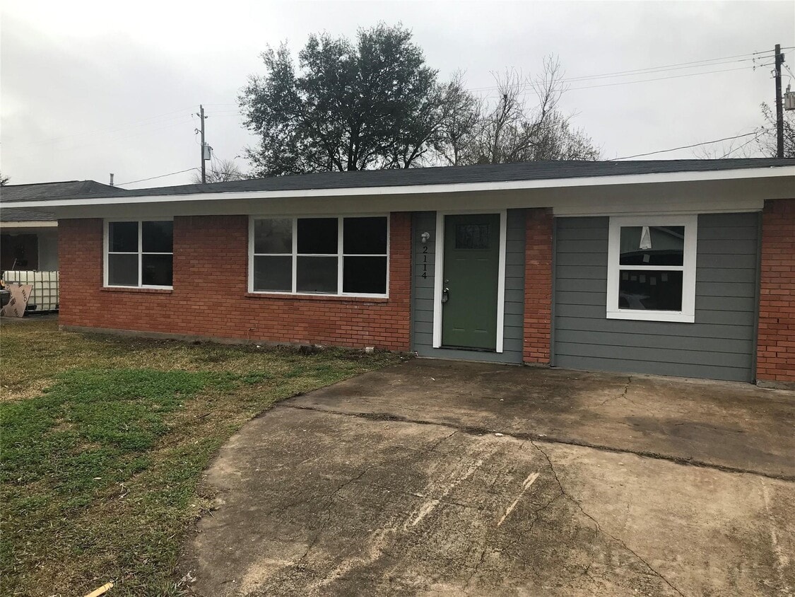 Primary Photo - 2114 Dewberry Ln