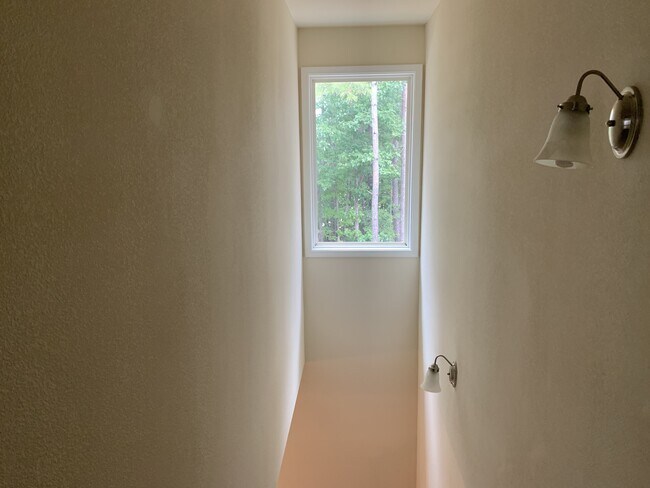 Building Photo - Large 2 bedrooms and 2.5 Move In Ready