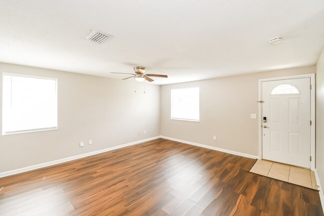 Foto del edificio - 2834 Tanglewood Blvd