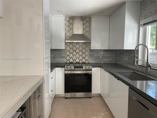 Building Photo - 2900 SW 16th St