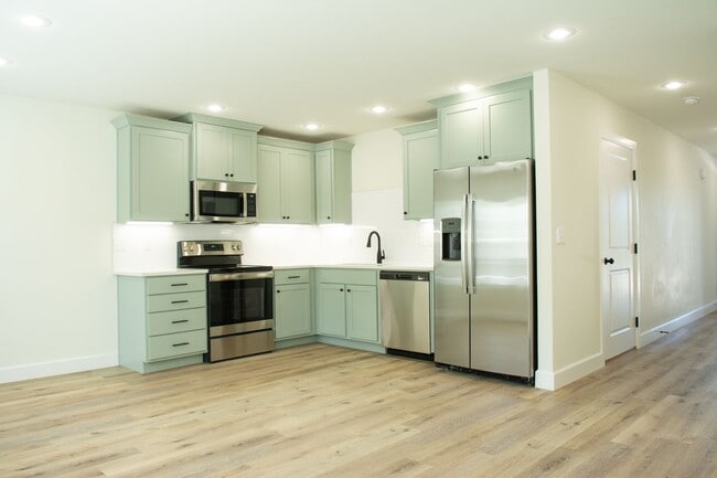 Building Photo - AVAILABLE NOW ! Townhouse in the heart of West Fork !