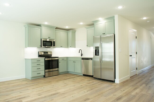 Foto del edificio - AVAILABLE NOW ! Townhouse in the heart of West Fork !