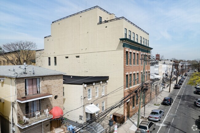 Foto del edificio - 185-187 Webster Ave