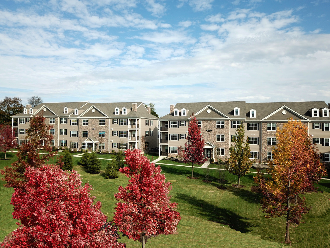 Beautifully Landscaped Courtyard at Birchwood Commons. - Birchwood Commons