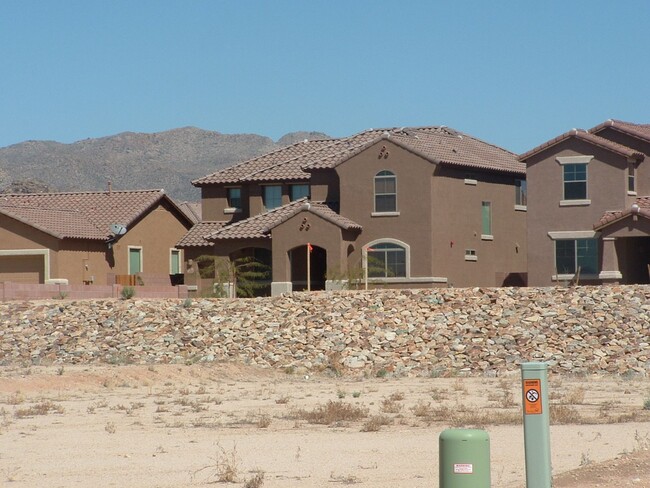 Building Photo - Gated Community! 6 bed/ 5 bath 2 story hom...