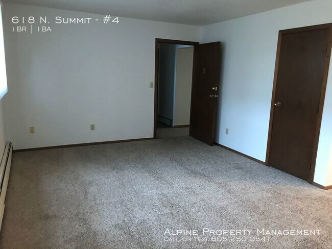 Building Photo - 618 N Summit Ave