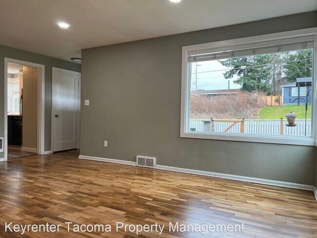 Building Photo - 2 br, 1 bath House - 3308 Louise St W
