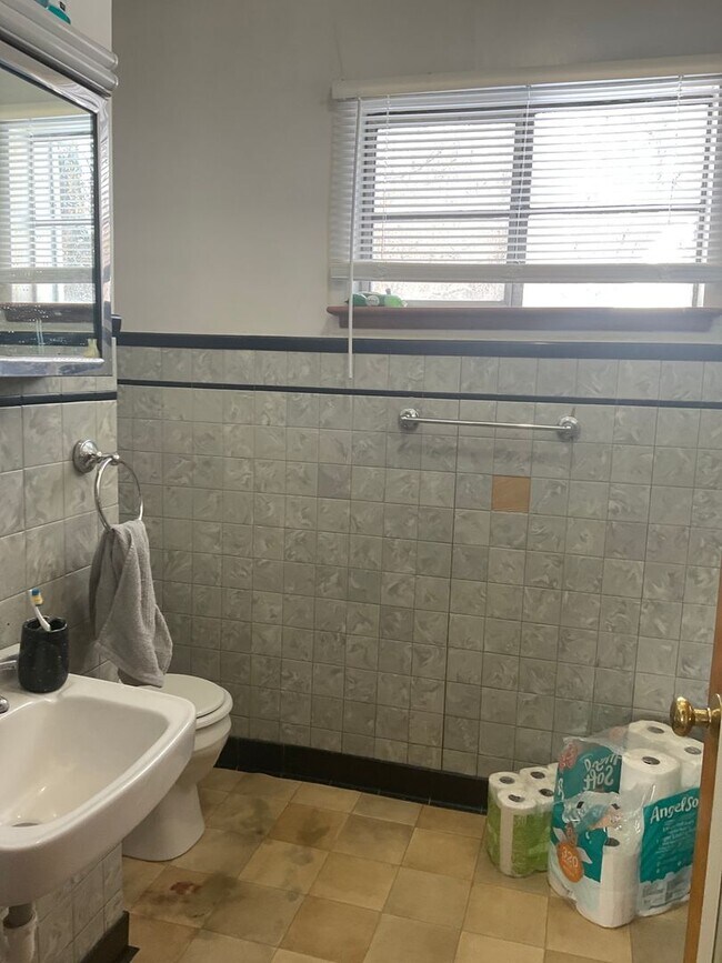 Foto del edificio - 3 Bedroom House located in Evansdale - Available 08/05!