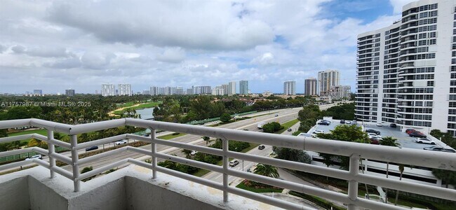 Foto del edificio - 3300 NE 192 St