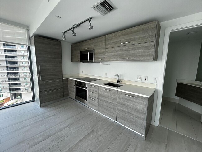 Foto del edificio - 650 NE 32nd St