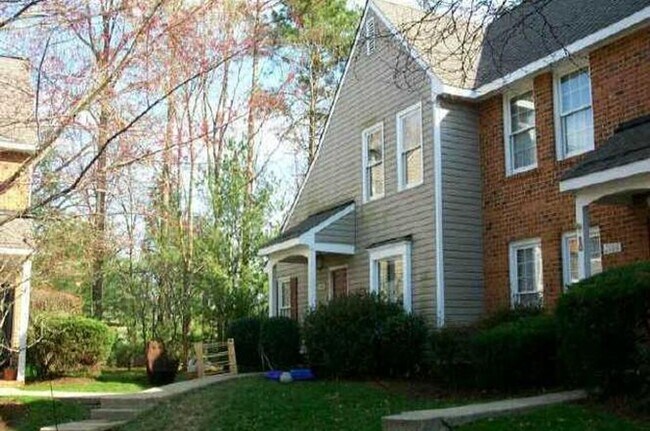 Building Photo - 3 Bedroom 2 Bath End Unit!
